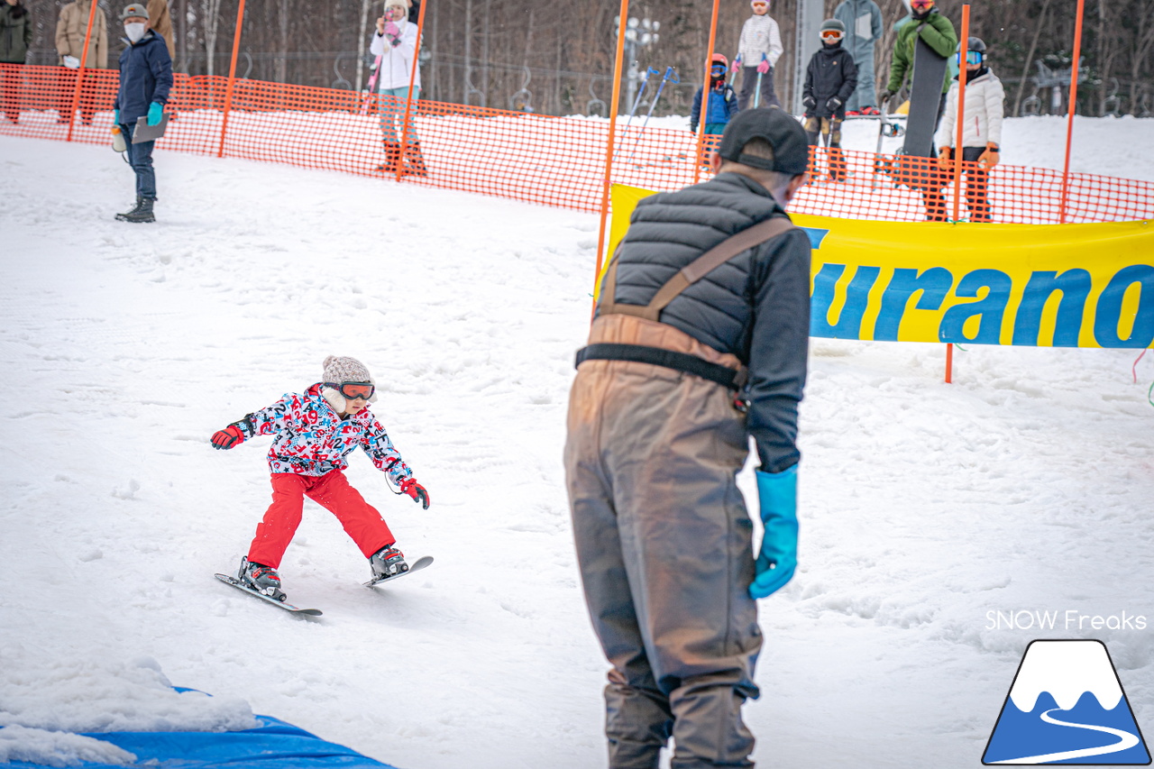 富良野スキー場｜季節は、まだ冬？それとも…？小雪が舞い、たくさんの雪が残る富良野スキー場で、春の恒例イベント『春スキー池渡り大会』開催(^^)/